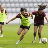 Naomi Luyet (à gauche) à l'entraînement avec Coumba Sow. La Valaisanne a vécu sa première apparition avec l'équipe de Suisse mardi dernier en Hongrie.